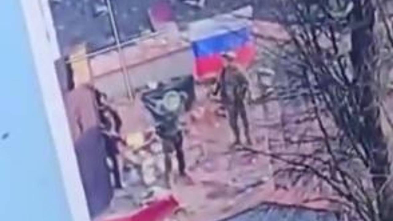 Военные подняли российский флаг в селе Черкасское Поречное на севере от Суджи