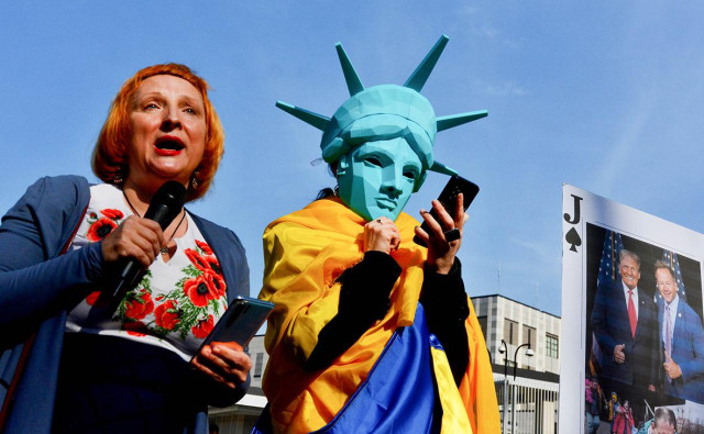 У посольства США в Киеве прошла акция «Америка, проснись!» против Трампа