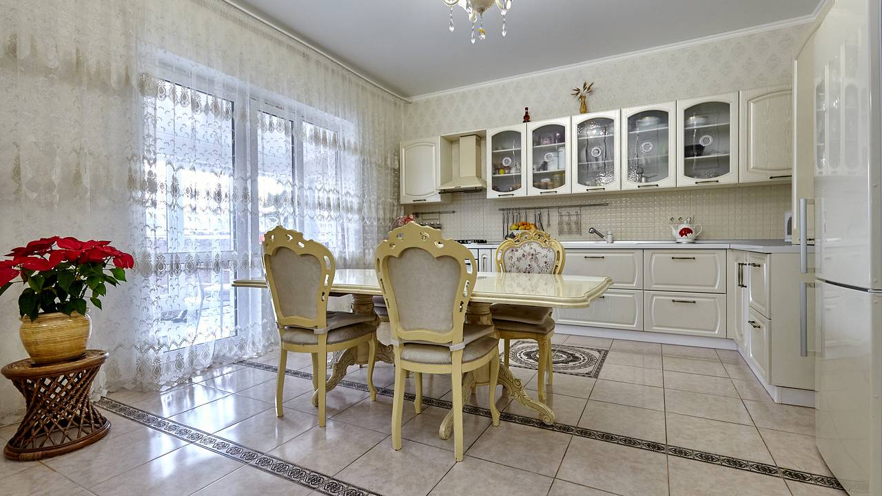 После погромов в Коркино цыгане выставили на продажу особняки с живописными интерьерами
