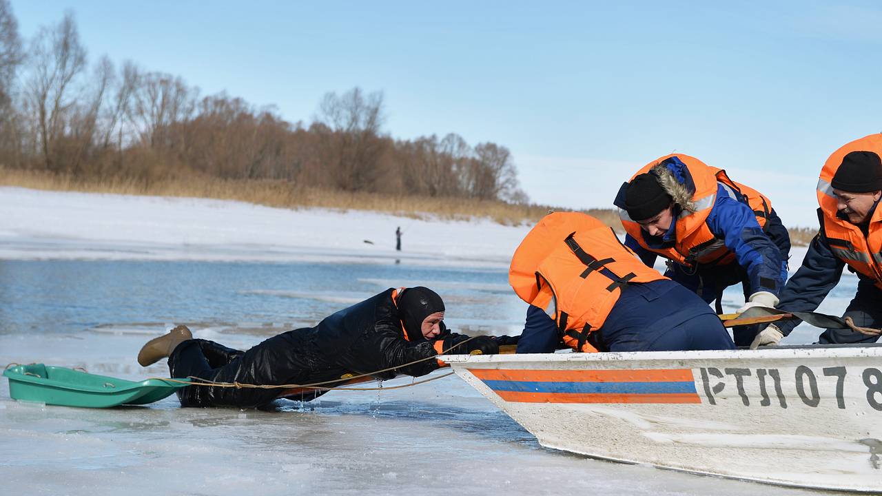 В Нижегородской области двое рыбаков провалились под лед