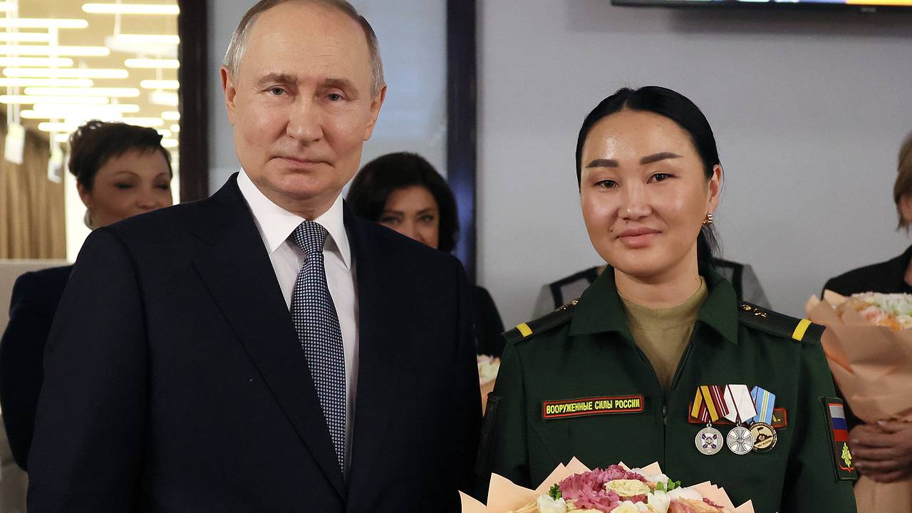 Путин попросил вынесшую тело мужа с поля боя женщину не возвращаться на СВО