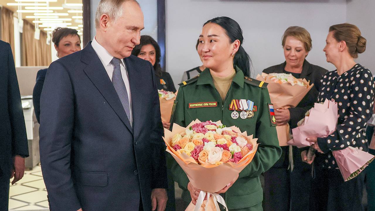 «Ты туда не ходи, ладно?». Путин обратился к россиянке, которая вынесла тело мужа с поля боя