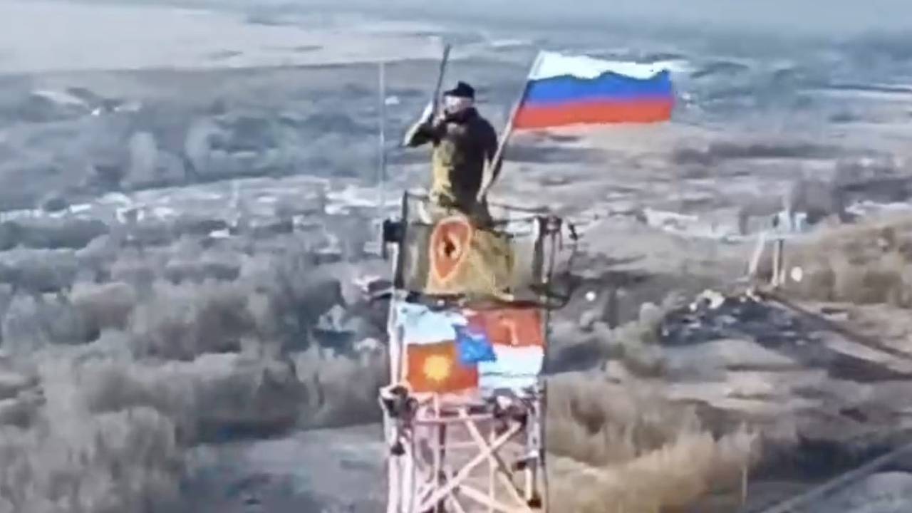 Военкор сообщил о водружении флага России над Малой Локней в Курской области