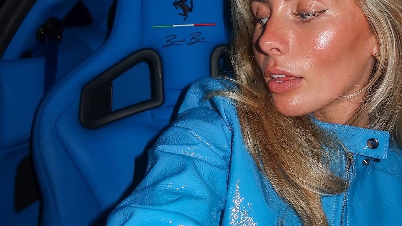 Порномодель купила Ferrari за 45 миллионов рублей после секса с тысячей мужчин за 12 часов