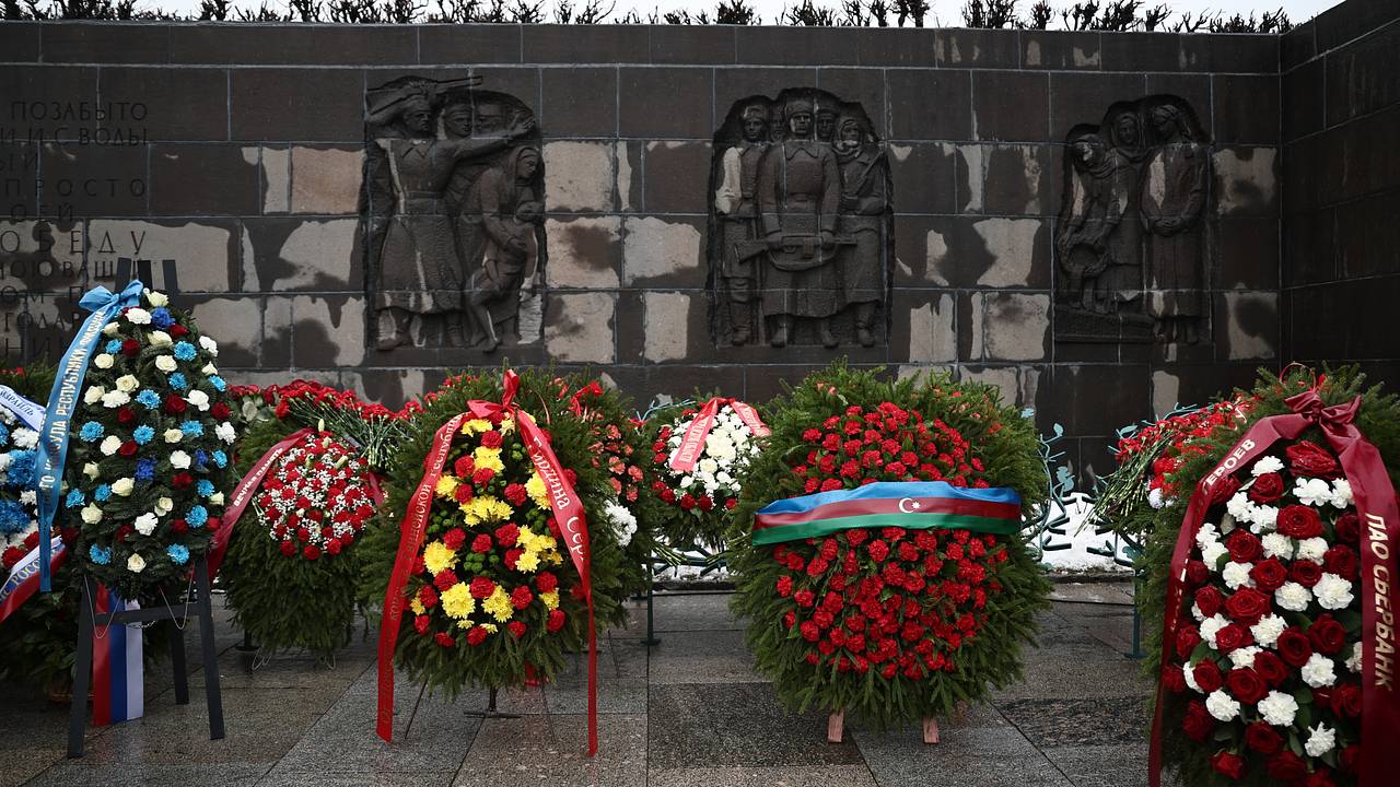 Похитившую венки на Пискаревском кладбище пару россиян задержали