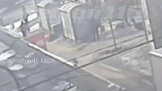 Момент наезда машины на остановку с людьми в Казани попал на видео