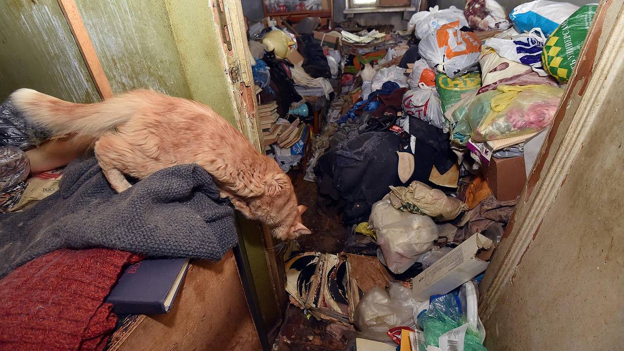 Превративший квартиру в свалку россиянин едва не сгорел в мусоре