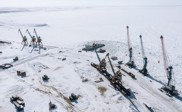 Путин поручил готовиться к 500-летию освоения Северного морского пути