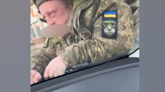 В Днепре водитель «прокатил» сотрудника военкомата на капоте. Видео