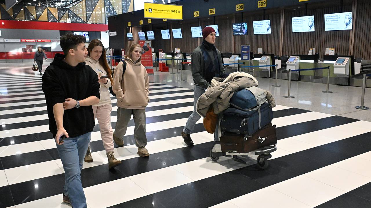 Пассажиры рейсов из Москвы на несколько часов застряли в самолетах из-за атаки дронов