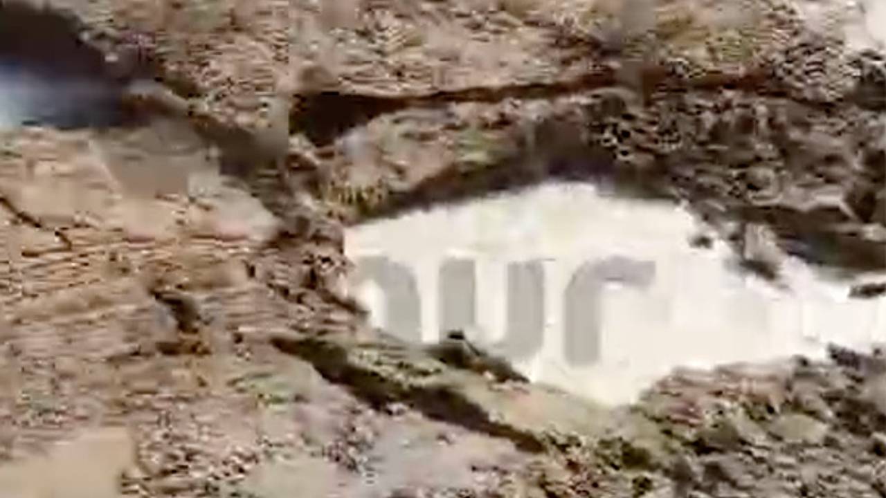 В российском городе под двумя автомобилями проломился асфальт