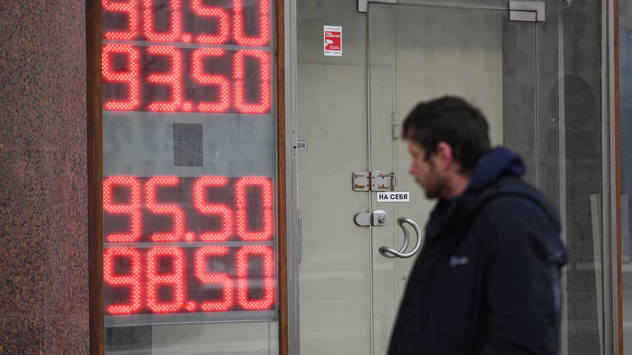 Названо условие снижения курса доллара до 65 рублей