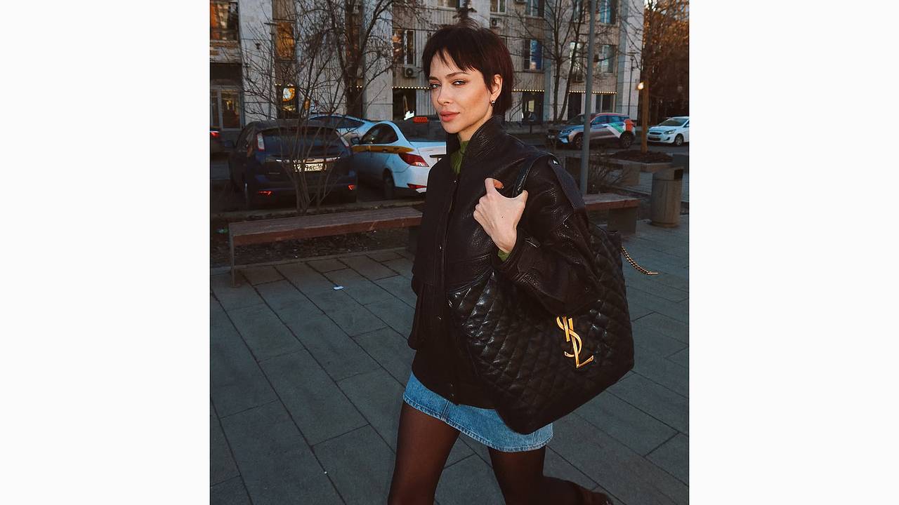 Самбурская восхитила поклонников внешностью в мини-юбке