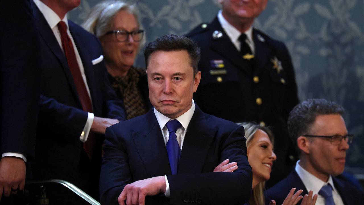 Маск потерял за день почти 30 миллиардов долларов