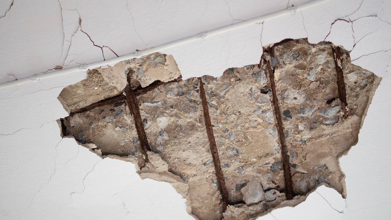 Потолок рухнул на кровать в квартире россиян