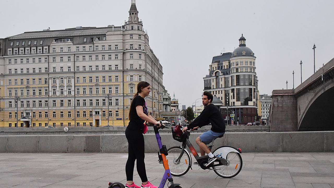 Названа дата возвращения самокатчиков на улицы Москвы