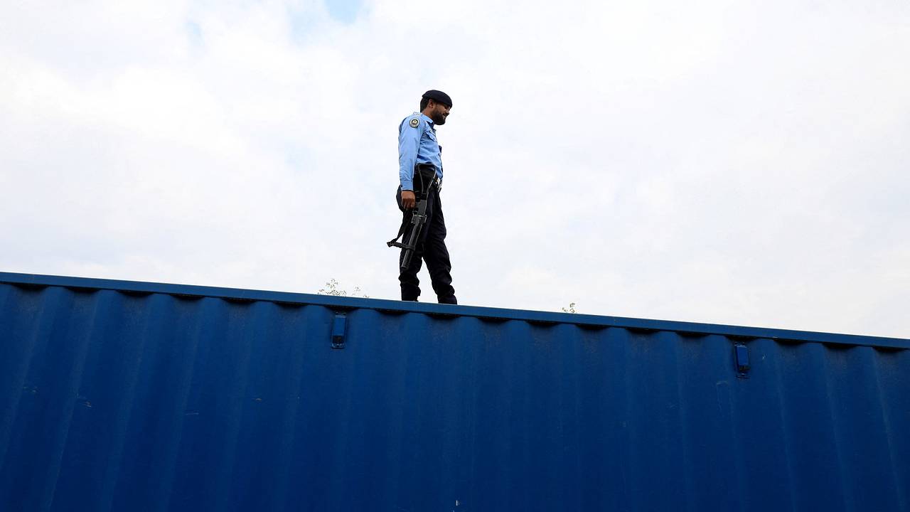 В Пакистане террористы взяли в заложники пассажиров поезда