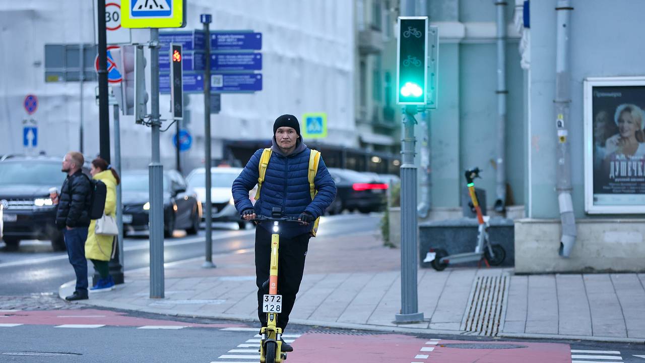Электросамокатчиков решили приравнять к автомобилистам