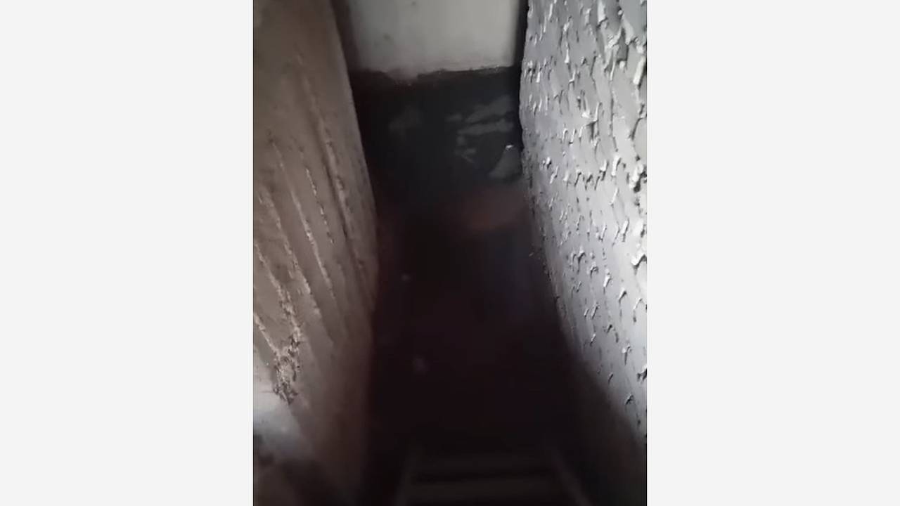 В российском городе пожаловались на месяц утопающий в фекалиях дом