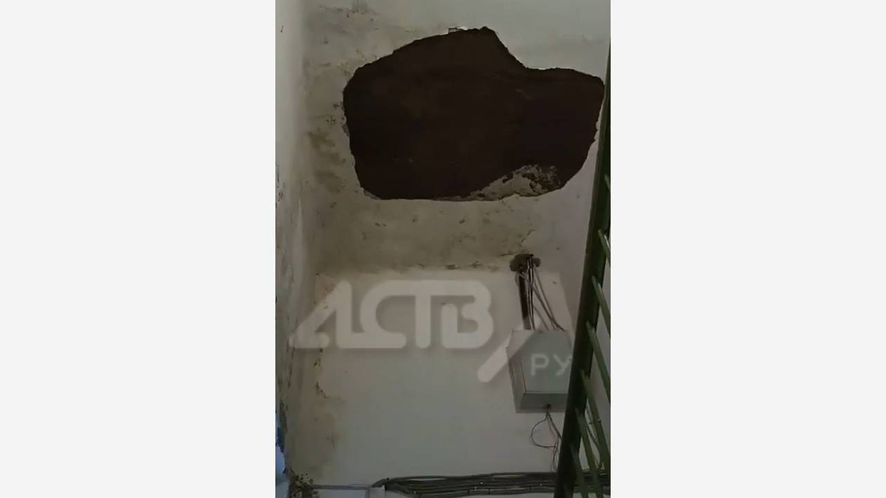 На россиянина едва не рухнул потолок в подъезде