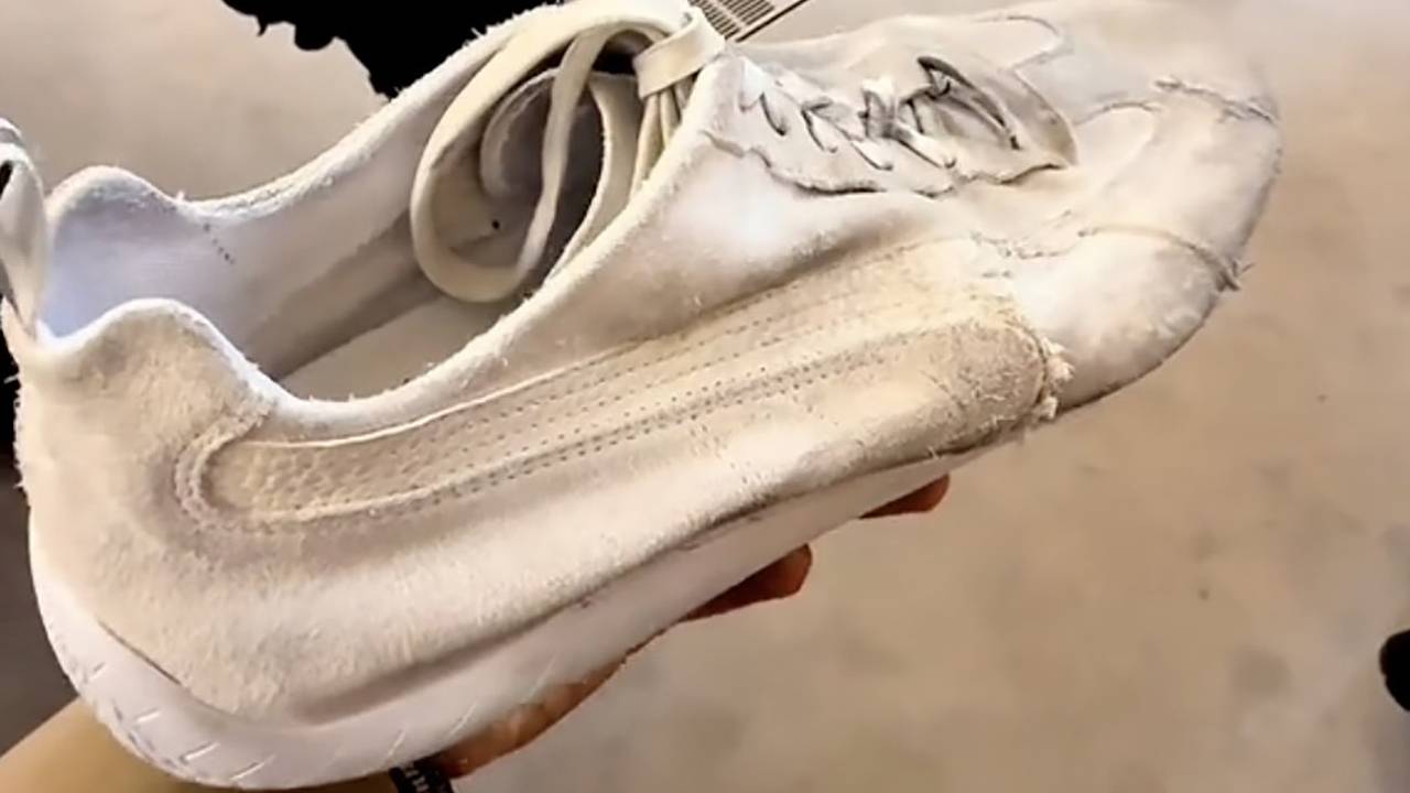 Поношенные кроссовки Balenciaga и Puma высмеяли в сети фразой «собачники в тренде»