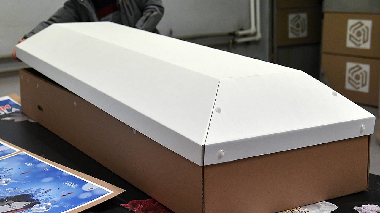 Россияне полюбили картонные гробы