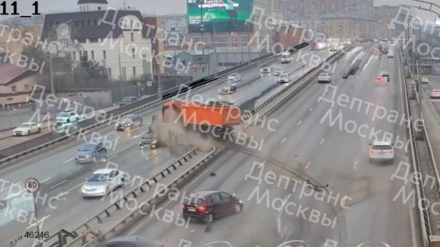 «КамАЗ» протаранил пять легковых машин в Москве