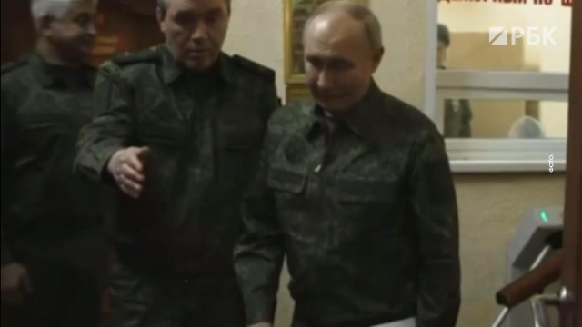 Путин приехал на пункт управления войсками в военной форме. Видео