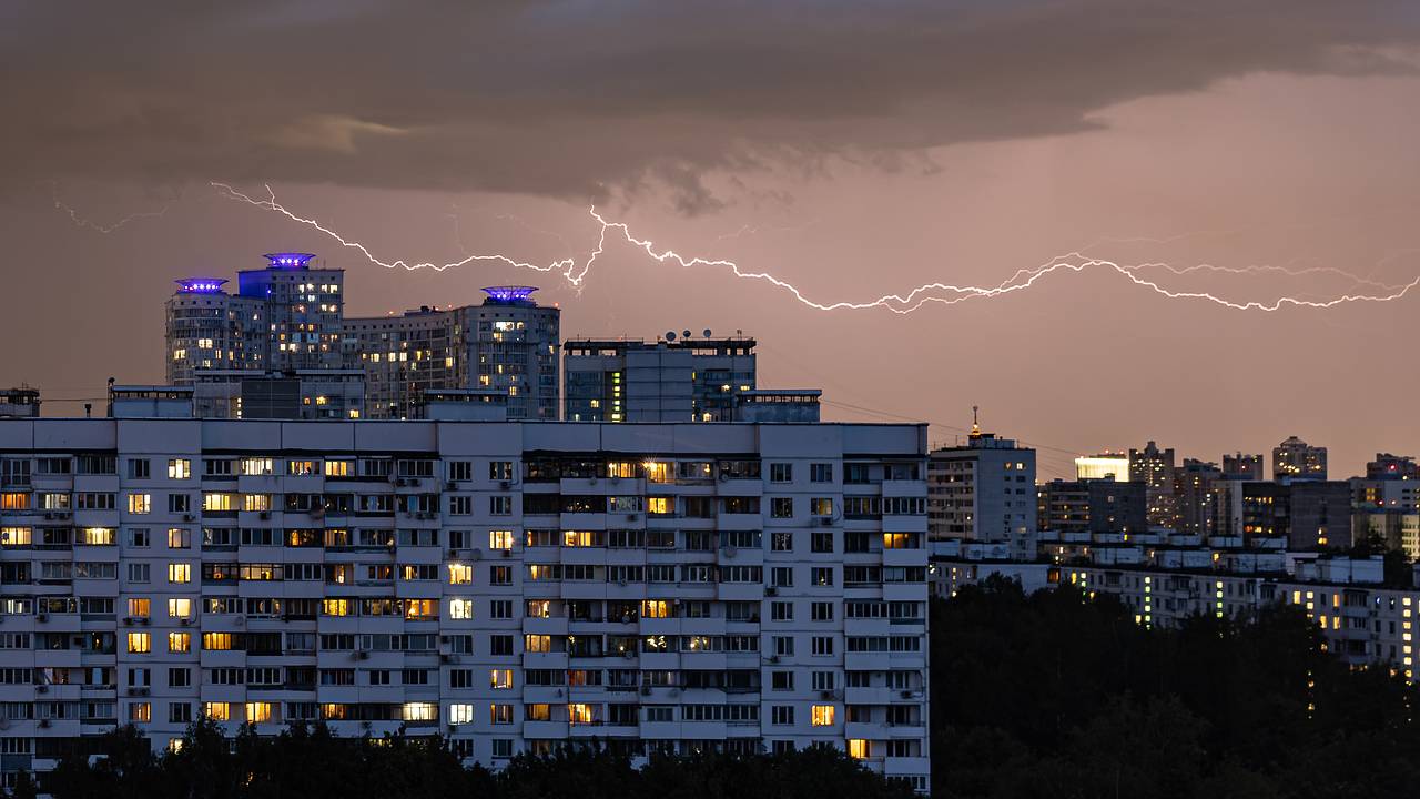 Москвичей предупредили о сильном шторме