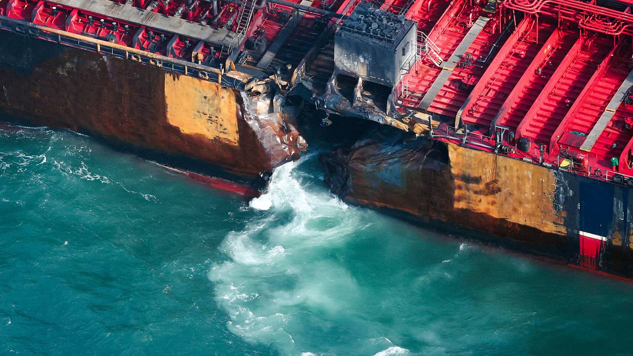 Британия оставила без ответа обращения посольства о гражданах РФ на загоревшемся судне