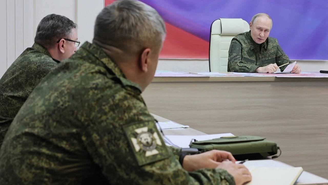 В камуфляжной форме Путина на совещании в Курской области увидели сигнал для США