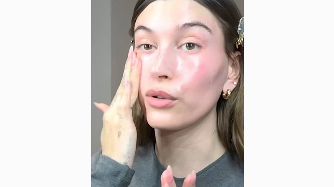 Хейли Бибер показала лицо без макияжа