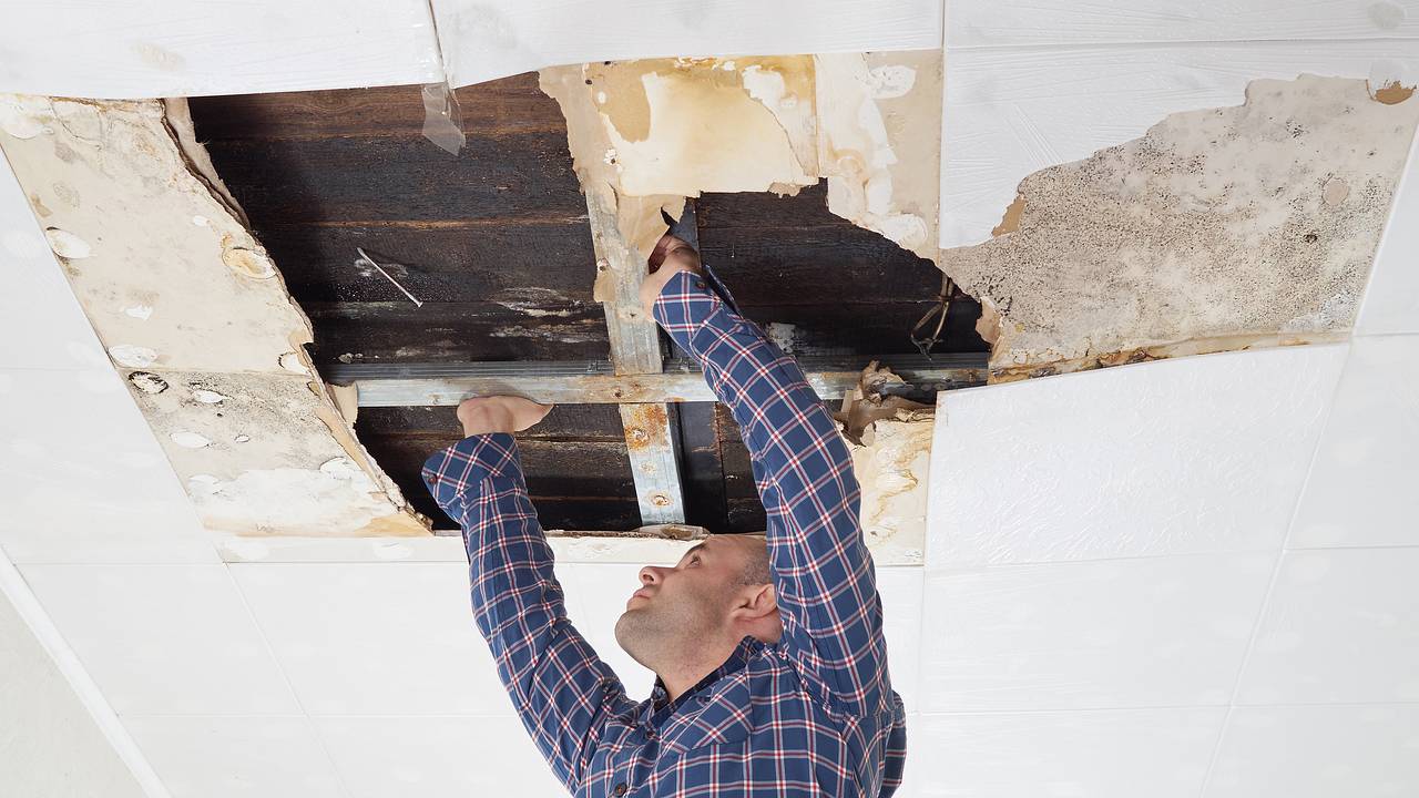 В российском городе пожаловались на двухлетний потоп в квартирах