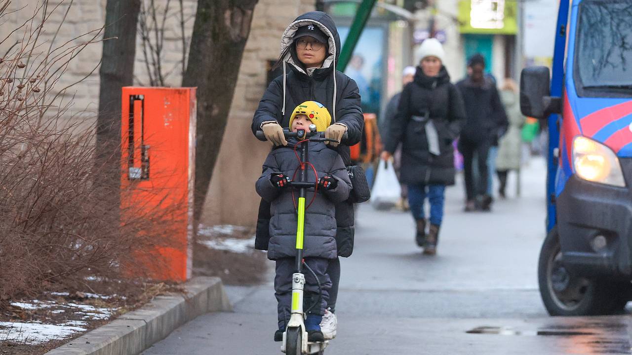 В России предложили запретить самокатчикам ездить по тротуарам