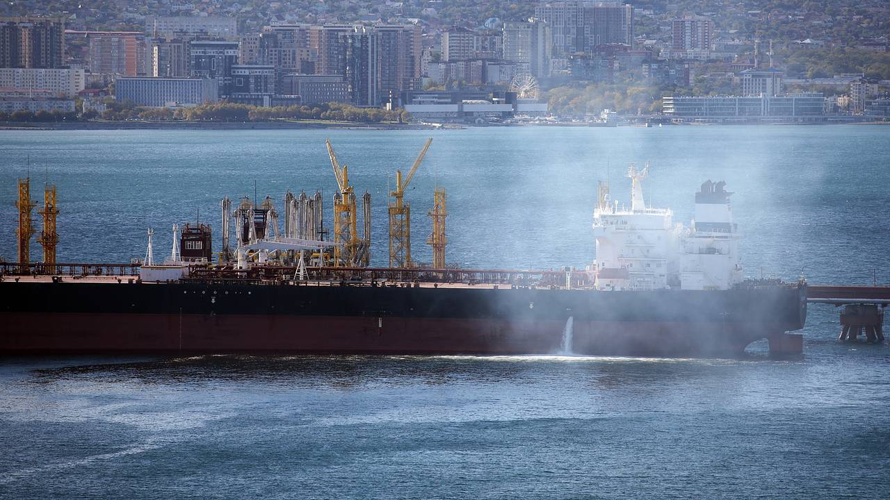 Последствия санкций для нефтяного экспорта России оценили