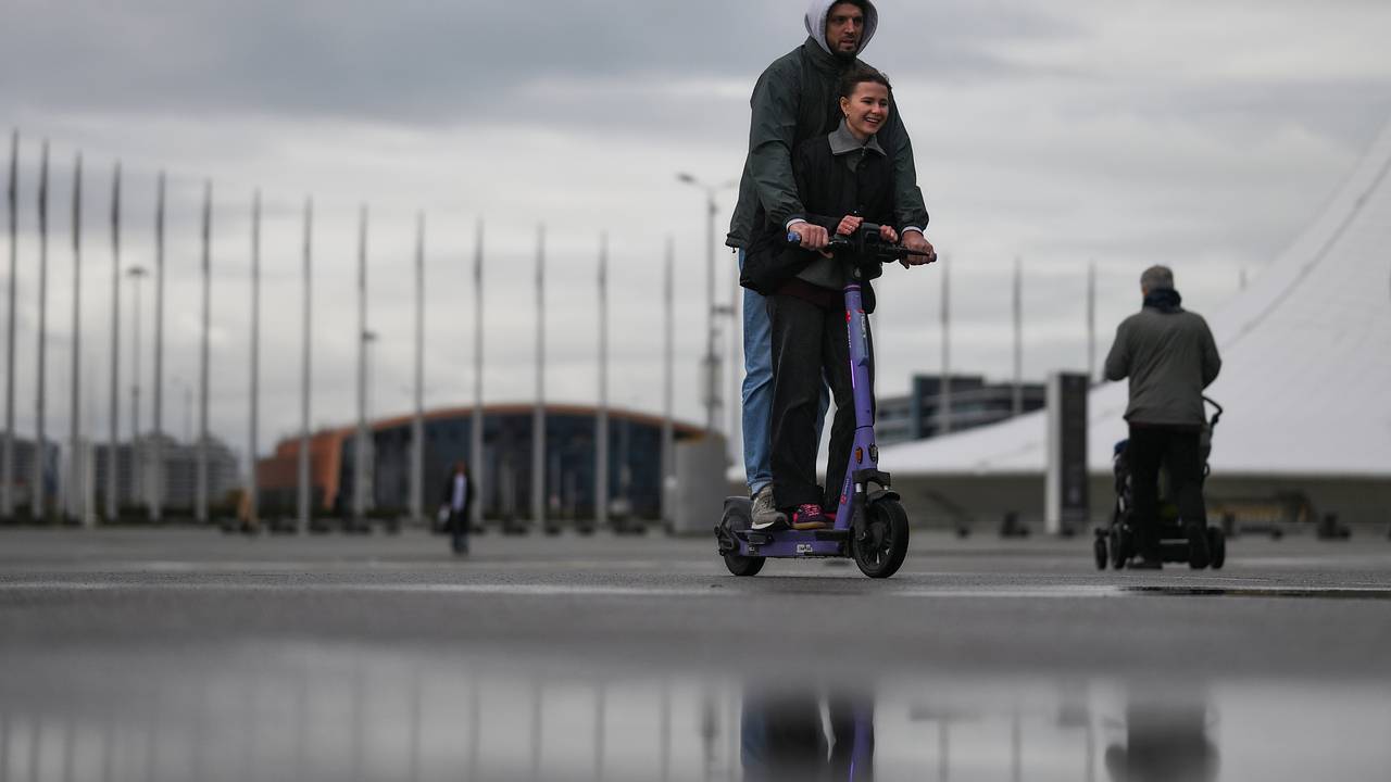 На улицах Москвы начали появляться самокаты