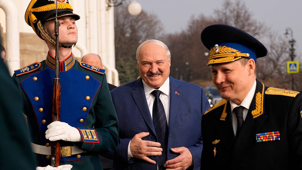 Лукашенко угостили мини-перчиком на переговорах в Кремле