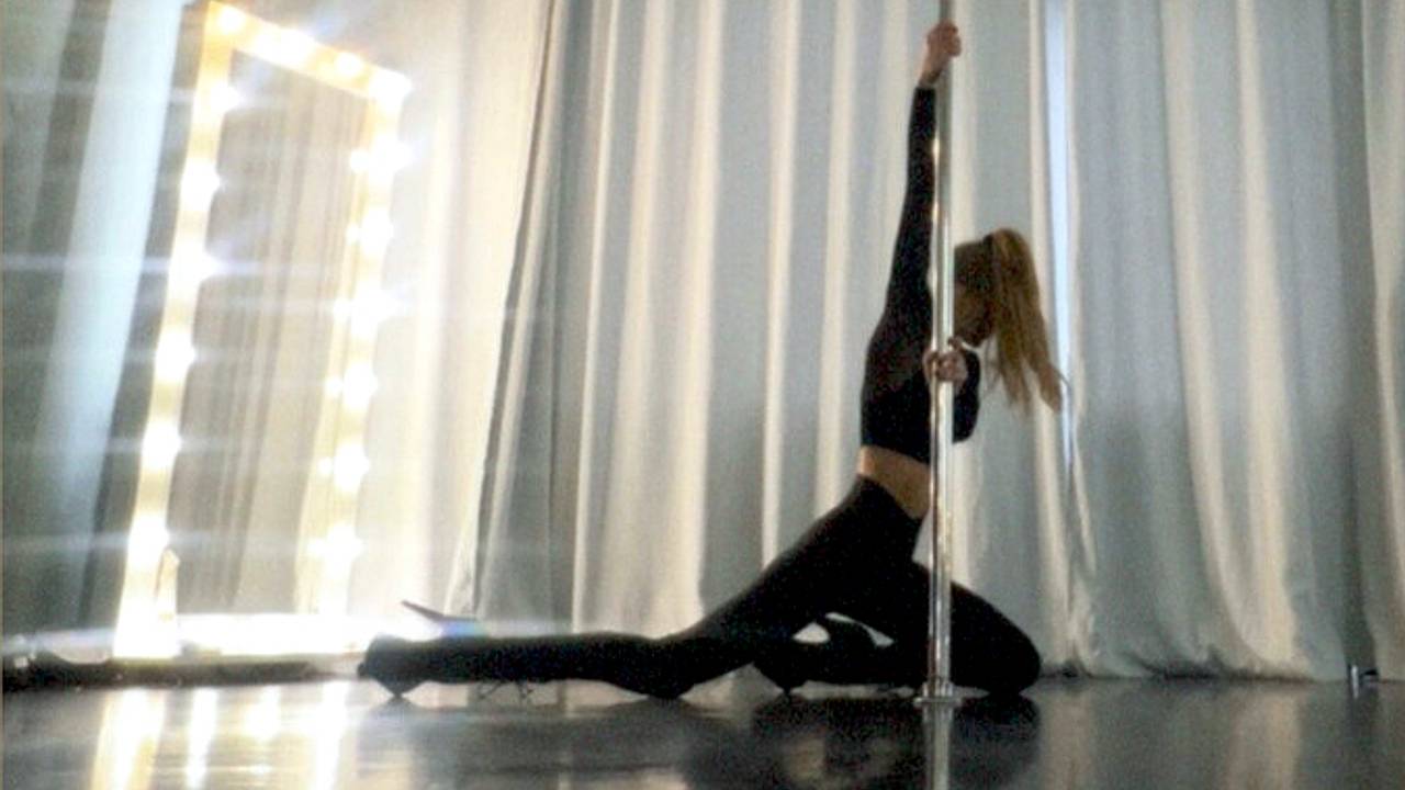 42-летняя Светлана Ходченкова станцевала в облегающем костюме на пилоне
