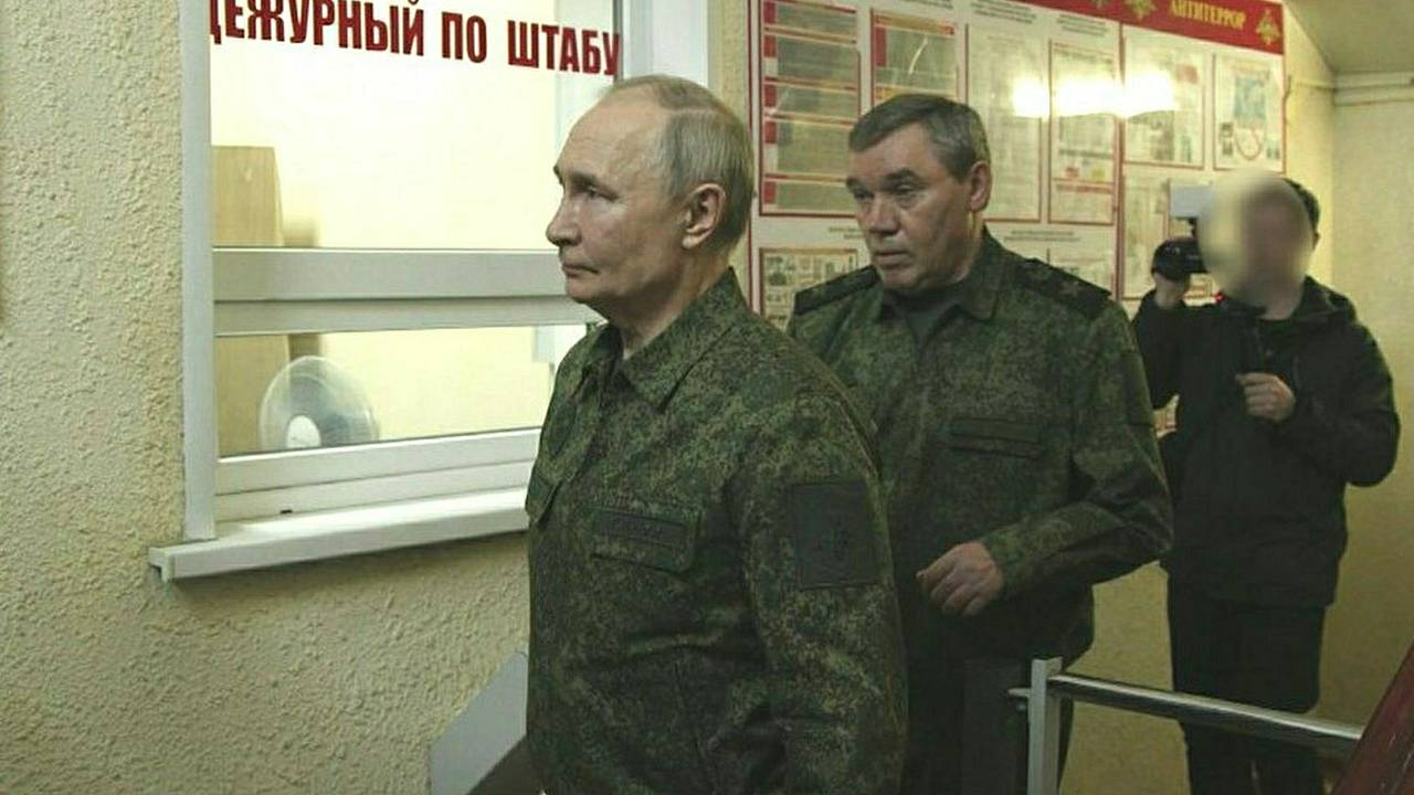 Появление Путина в военной форме связали с ужесточением позиции России на переговорах
