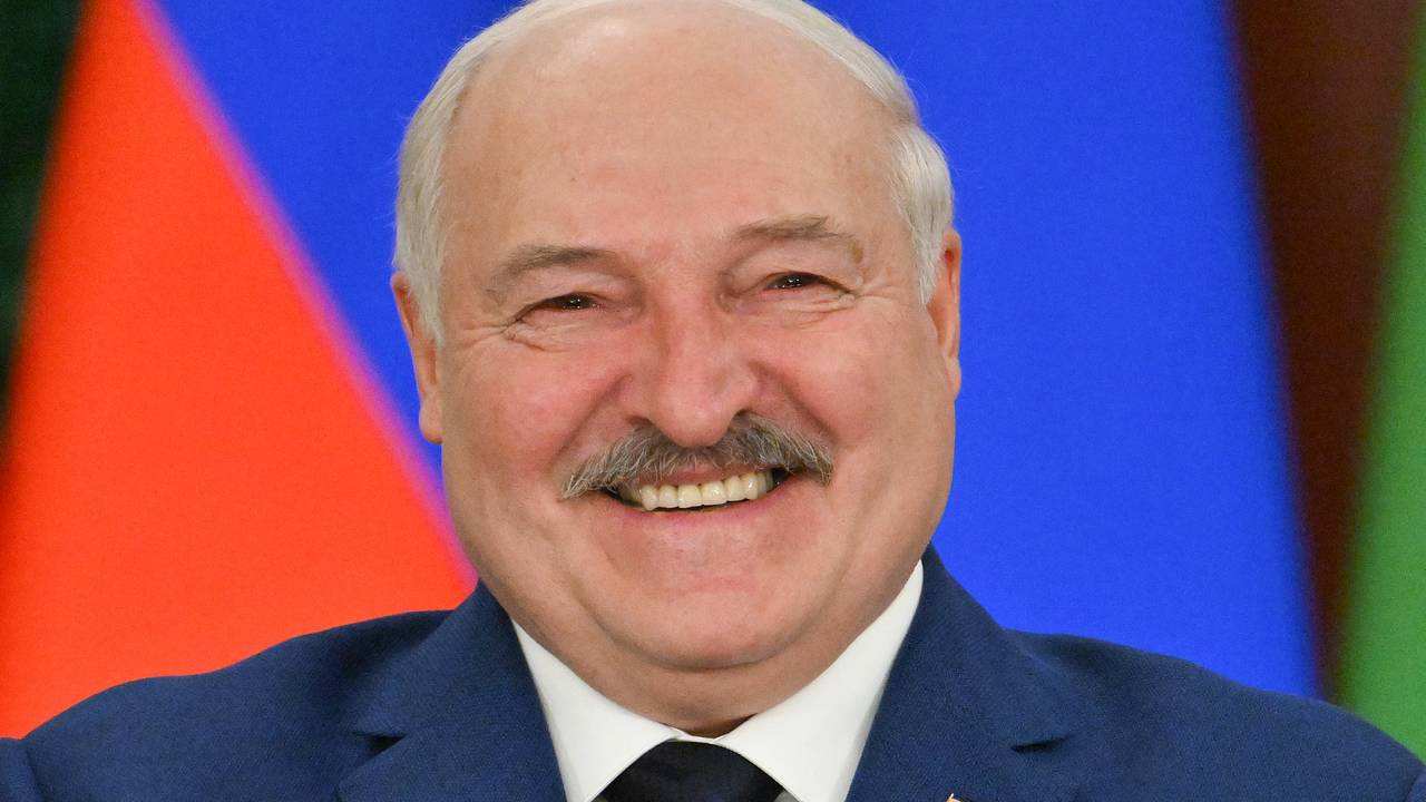 Лукашенко отправил чиновников походить по говну
