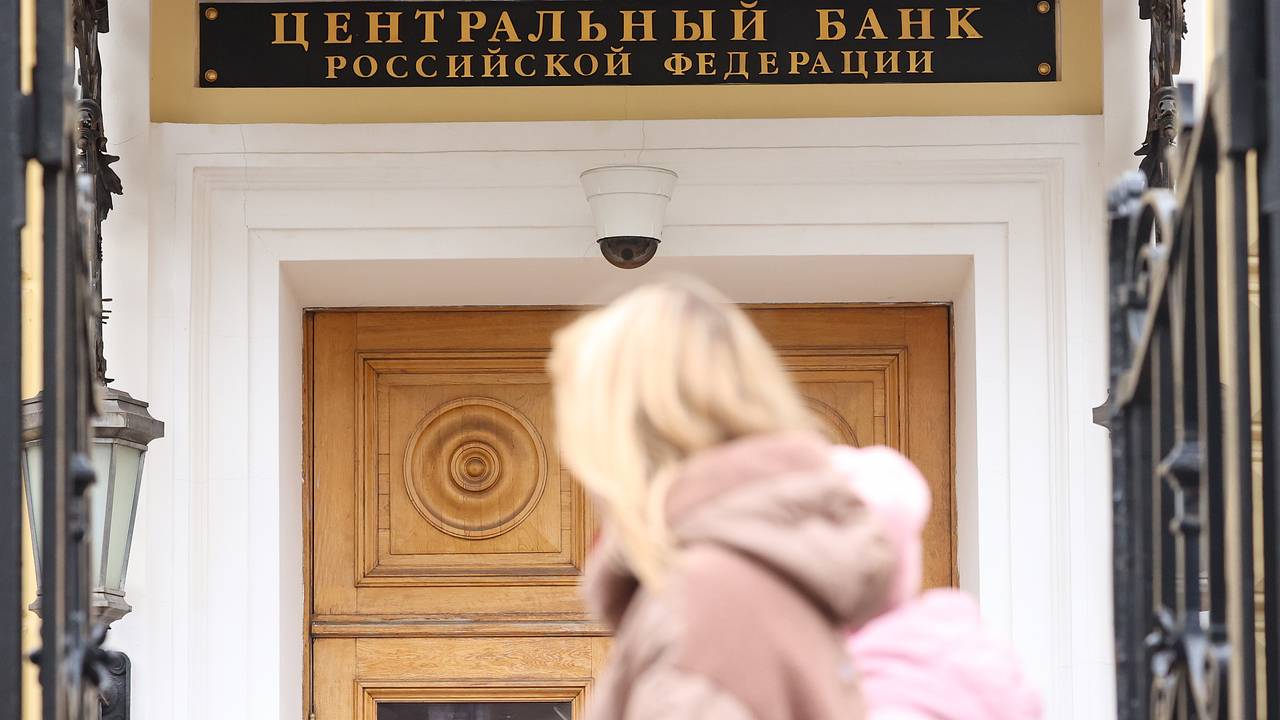 ЦБ резко понизил курс доллара
