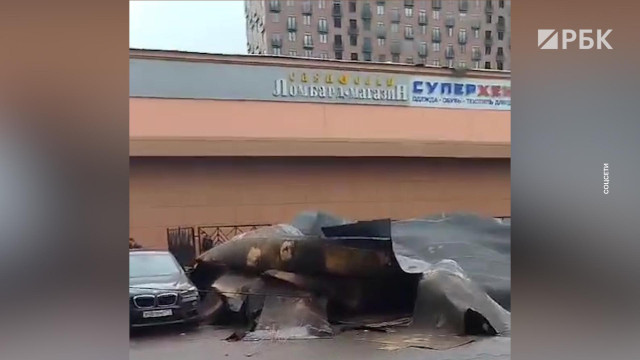 Улетевшая кровля из-за сильного ветра в Москве. Видео