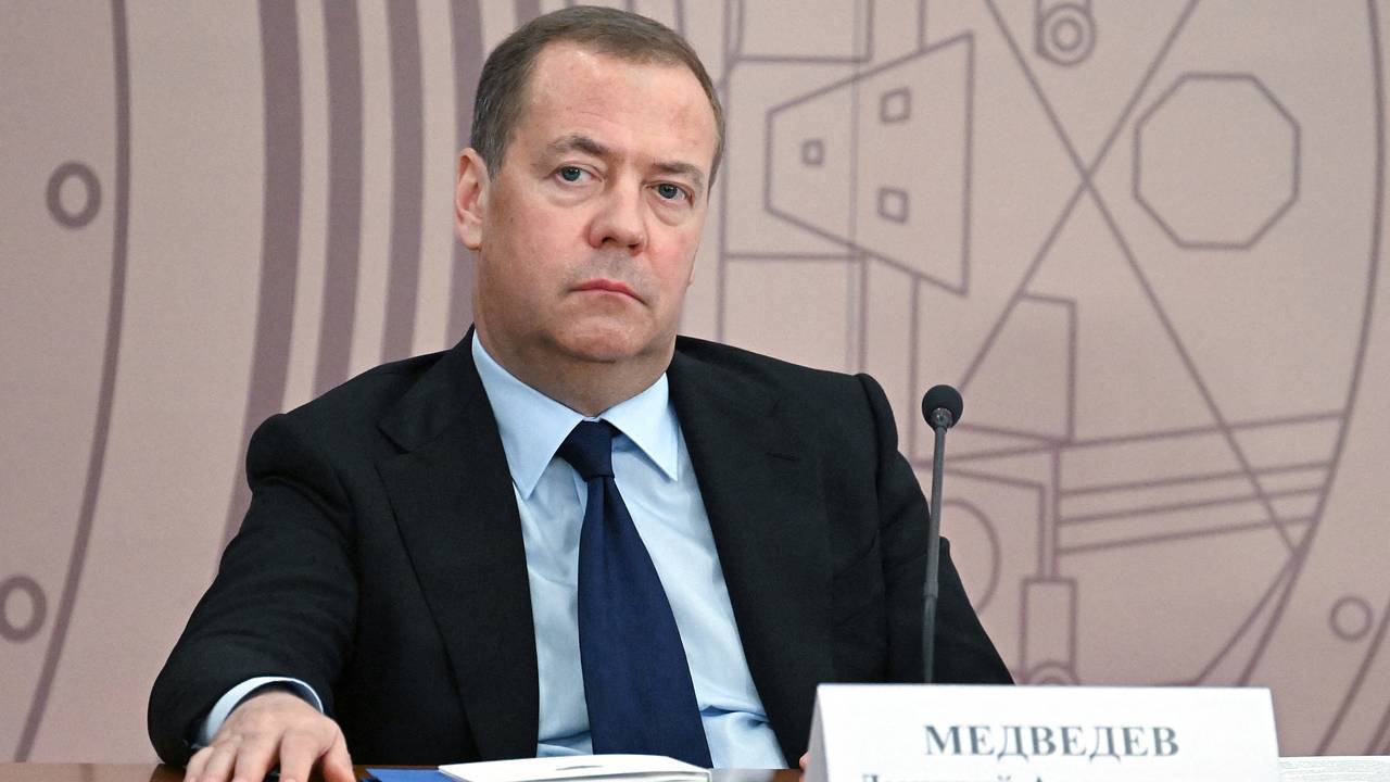 Медведев ответил на призыв Британии к перемирию на Украине без условий