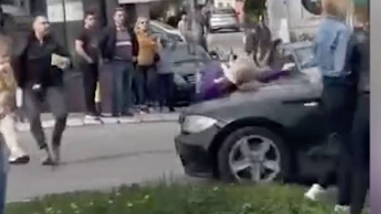 Машина протаранила толпу протестующих в Сербии