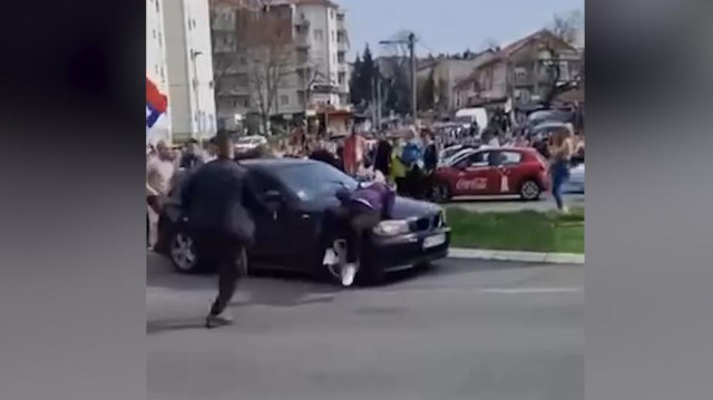 В Белграде водитель на BMW врезался в толпу протестующих