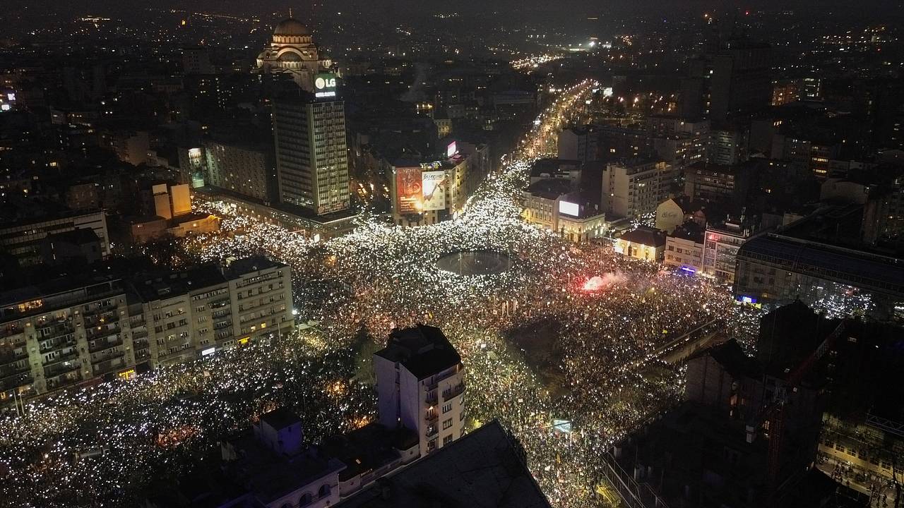 Почти миллион протестующих вышли на улицы в Сербии