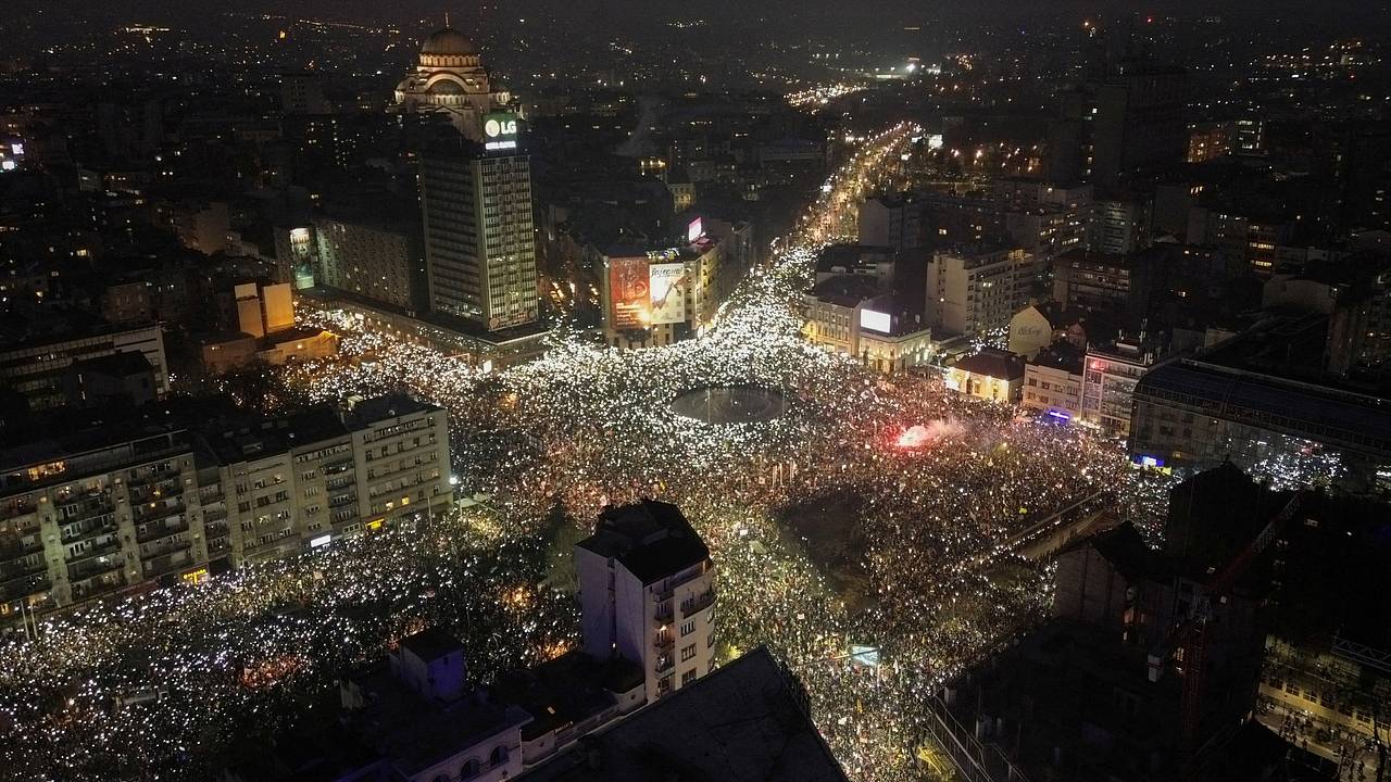 Протестующие в Белграде устроили потасовки