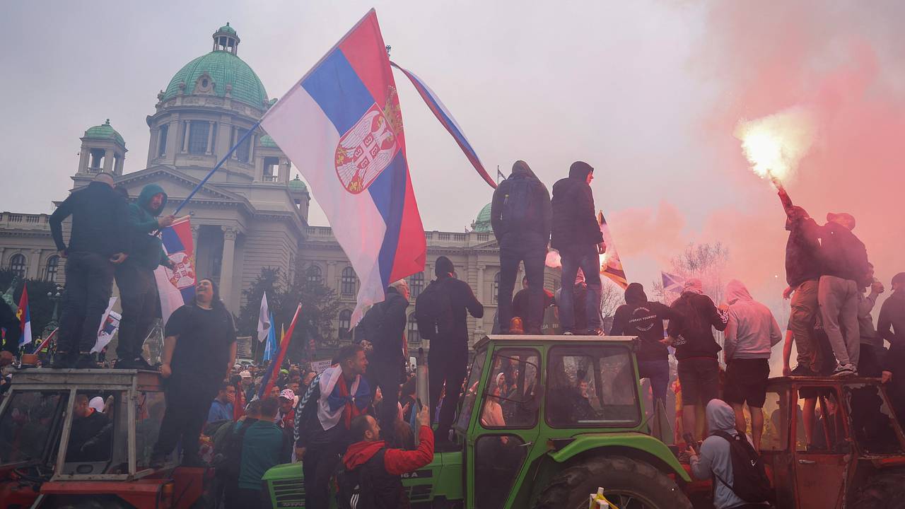 Протестующие в Сербии начали взрывать петарды