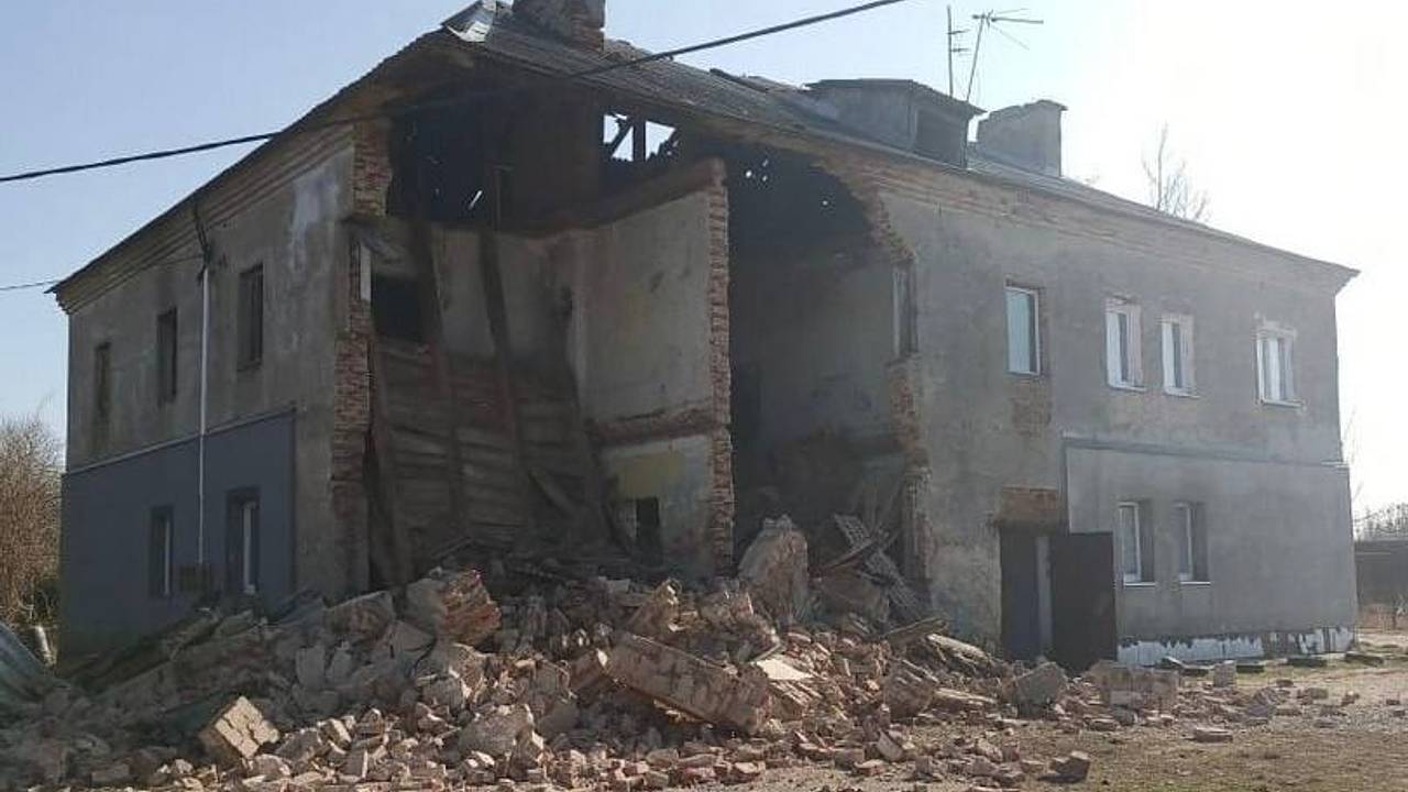 В Калининградской области аварийный дом рухнул с людьми внутри
