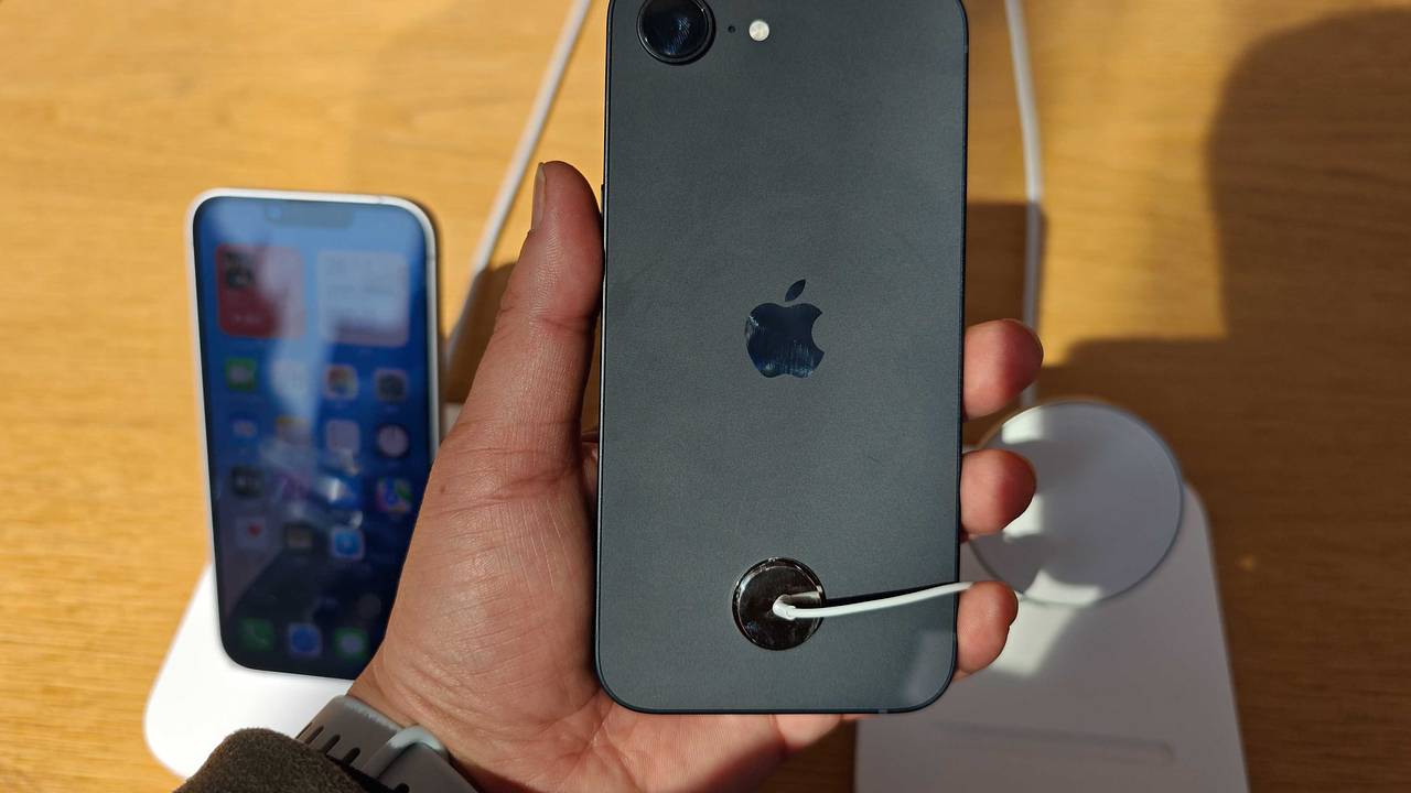 Самый дешевый iPhone начал ломаться